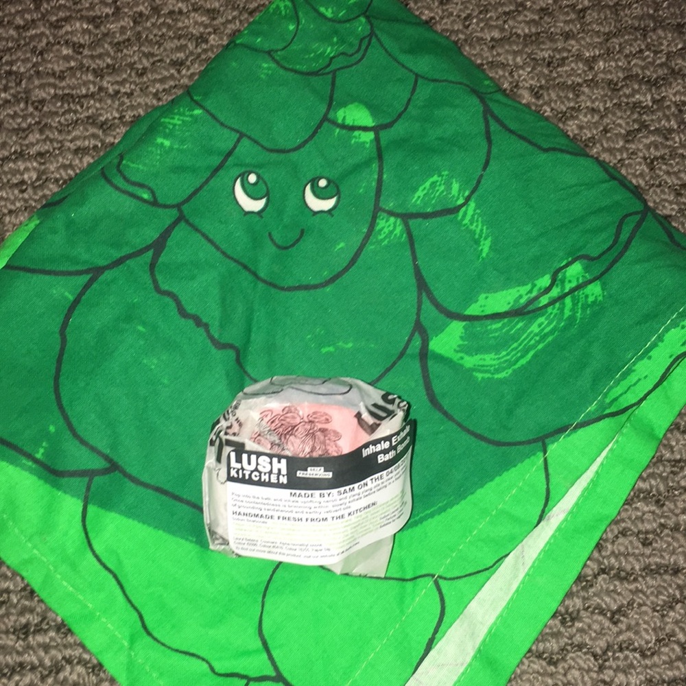 Lush bath bomb and knot wrap